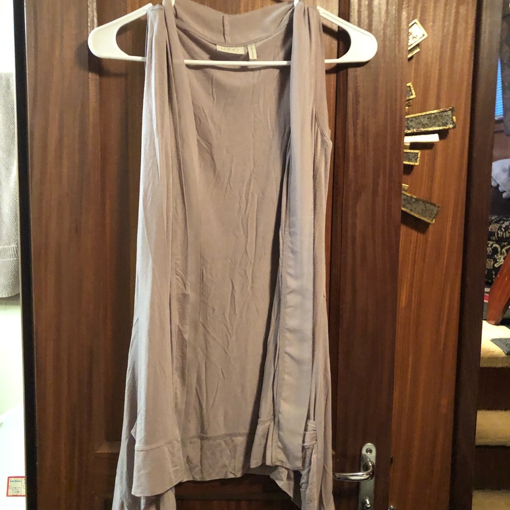 LOGO cream colored sleeveless cardigan/kimono